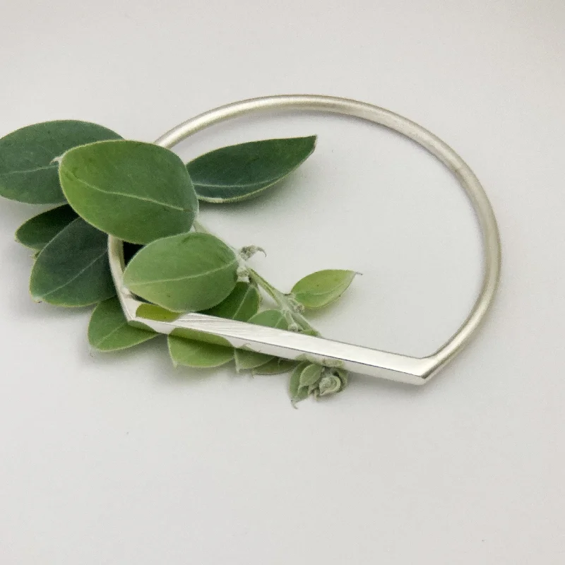 Flat top sterling silver bangle