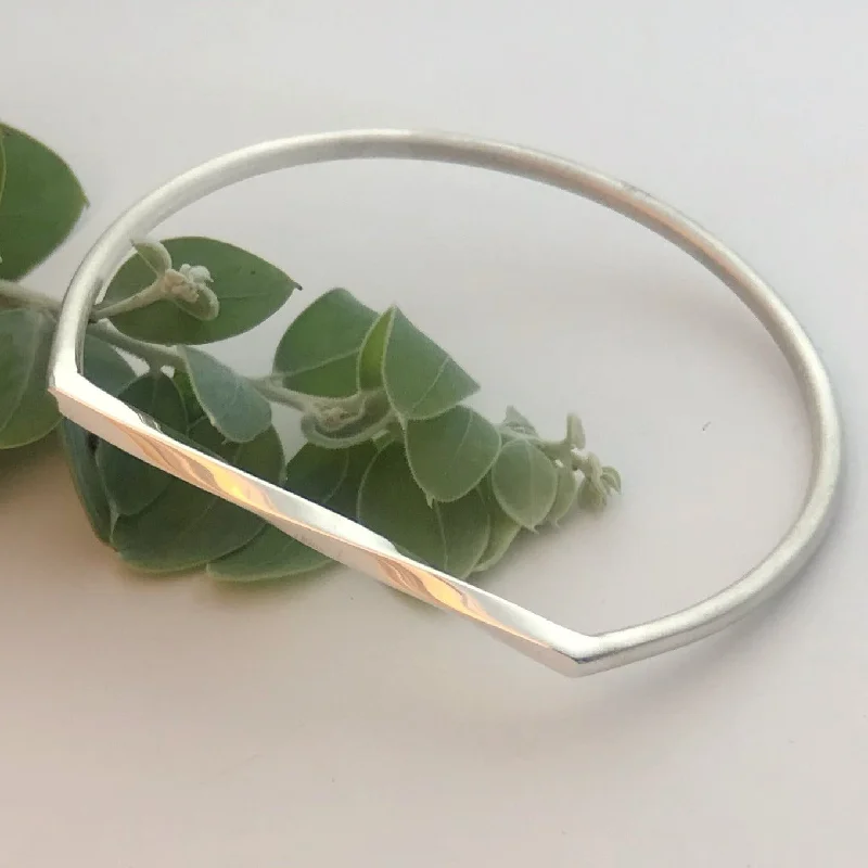 Twist top sterling silver bangle